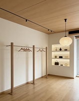 Nouveau présentoir de magasin de vêtements sur pied, personnalisable en couleur, minimaliste, avec étagère réglable et taille sur mesure, fabriqué en Chine