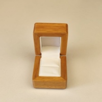 Boîte à bijoux en bois haute brillance avec doublure en PU, logo personnalisé, couvercle à charnière pour le rangement des bagues de fiançailles et de mariage, et emballage cadeau pour demande en mariage