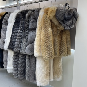 Cappotto Lungo Invernale da Donna in Vera Pelliccia di Volpe Dorata di Alta Qualità - Product Image 4