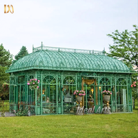 Orangerie en fer forgé de style victorien avec verrière, grand pavillon extérieur pour mariages, serre