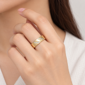 Anillo de Acero Inoxidable en Tono Dorado con Circonita, Chapado al Vacío en Oro de 14K, Banda Ancha Geométrica Diagonal Fija - Product Image 5