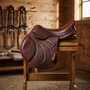Selle d'équitation anglaise haut de gamme en cuir, faite à la main, avec arceau en fibre de verre durable, ajustement parfait, design confortable pour les cavaliers - Product Image 3