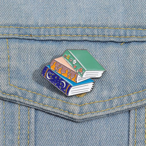 Venta al por mayor de libros de fantasía, broches esmaltados personalizados, broche de diseñador, broches de moda, amante de la lectura, regalo de joyería coleccionable - Product Image 1