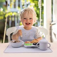 Ensemble de vaisselle pour bébé en silicone divisé en plusieurs parties, comprenant une assiette, un bol, une bavette, une cuillère et une tasse à bec, sans BPA, pour nourrissons
