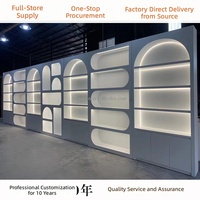 Étagères de présentation modernes OEM personnalisées à niveaux/compartiments, avec éclairage LED intégré, design durable et écologique pour magasins de détail et cosmétiques