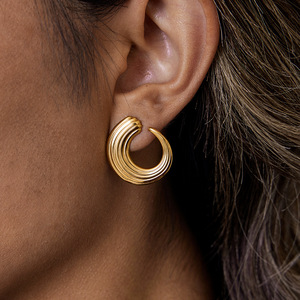 ต่างหูแบบหนีบ ชุบทอง 18K สแตนเลสสตีล ดีไซน์รูปตัว C แบบมินิมอล เครื่องประดับแฟชั่น - Product Image 3