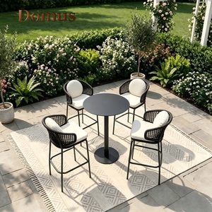 Tabouret de <span class=keywords><strong>bar</strong></span> extérieur moderne nordique contemporain avec structure en aluminium et dossier tressé en cordes, léger et durable pour usage hôtelier - Product Image 1