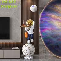 À vendre immédiatement : Sculpture au sol d'astronaute en résine avec lumière LED en forme de lune, statue d'astronaute grandeur nature, décoration pour hall d'entrée.