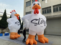 Poulet gonflable géant avec logo personnalisé pour décoration publicitaire