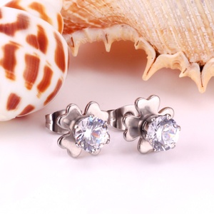 Boucles d'oreilles clous en acier inoxydable plaqué or 18 carats avec zircon en forme de fleur, vente en gros de bijoux tendance - Product Image 3