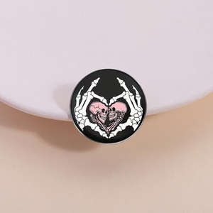 Grosir hati Punk hitam dengan Pin pedang lencana Enamel logam desain bahasa Inggris trendi - Product Image 2
