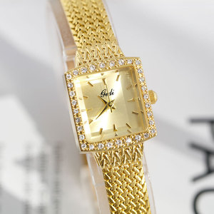 Reloj de pulsera de cuarzo elegante para mujer, con esfera dorada cuadrada, bisel de cristal y correa de malla con diseño de rayos de sol - Product Image 1