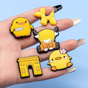 Modernos adornos para <span class=keywords><strong>Crocs</strong></span> con temática de vaca, lindos dijes de PVC de vaca de las Tierras Altas y toro de dibujos animados, divertidos dijes de animales de granja para <span class=keywords><strong>zuecos</strong></span> - Product Image 2