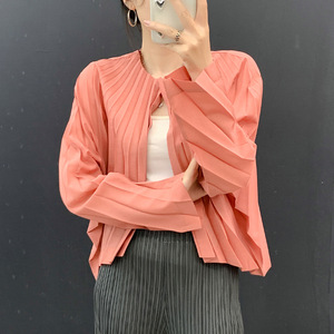 Blusa Casual Beige con Cuello Plisado a Mano, Nueva Moda Femenina Verano 2026, Top Versátil de Manga Larga, Ecológica y Antiarrugas - Product Image 4