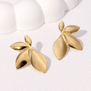 Vente en gros, offre spéciale, boutique de bijoux, boucles d'oreilles pour femmes en acier inoxydable plaqué 18 carats avec fleurs et feuilles pleureuses - Product Image 3