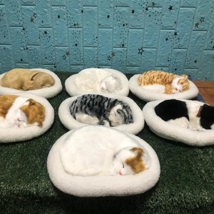 Peluche Realistico <span class=keywords><strong>di</strong></span> Gatto Dormiente con Respirazione Simulata e Tappetino, Giocattolo Morbido a Forma <span class=keywords><strong>di</strong></span> Gatto Cartoon - Product Image 2