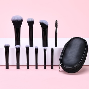 Ensemble de 10 mini pinceaux de maquillage Kabuki, manche court en cristal, poils synthétiques, emballage en pochette portable pour usage professionnel - Product Image 4