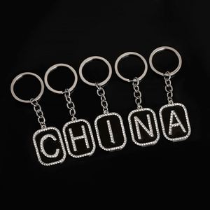 Venta al por mayor, gran oferta: Exquisito llavero metálico de 26 letras con inicial de diamantes de imitación, colgante para bolso, joyería, regalo conmemorativo - Product Image 3