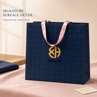 Sac de shopping bleu marine personnalisé avec poignées en ruban de satin rose, motif géométrique et logo de marque pour l'emballage de vente au détail en boutique