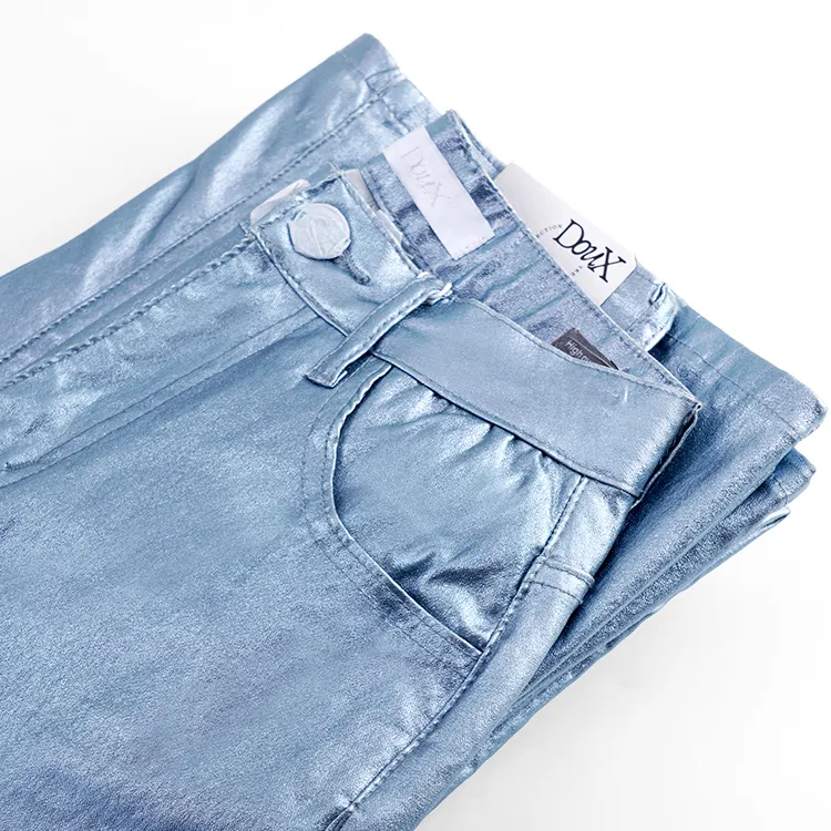 Tecido de sarja de alta elasticidade durável com trança metálica e revestimento PU, perfeito para meninos e meninas moda casual e jeans