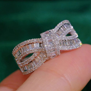 Anello di Lusso T1000 in Oro Bianco con Diamanti Taglio Baguette Colore D Naturale Gioielli da Matrimonio per Donna - Product Image 2