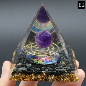 Boule de cristal naturelle de 6 cm, ornement pyramidal poli, enveloppé de gravier et d'un anneau en acier, feuille d'or - Product Image 6