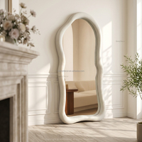 Miroir sur pied de forme irrégulière OEM ODM pour chambre à coucher, décoration intérieure, miroir corporel moderne, miroir de dressing ondulé