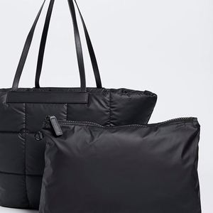 Grand sac fourre-tout noir en nylon imperméable pour femme, personnalisé, avec plusieurs poches, matelassé, poignée mate, fermeture éclair, idéal pour tous les voyages - Product Image 3
