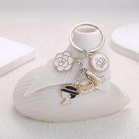 Accessoires pour femmes très demandés : Pendentifs en alliage pour sacs (rouge à lèvres, talons hauts), Pendentifs verre à vin rouge, Petits porte-clés en métal