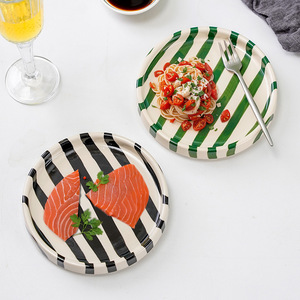 <span class=keywords><strong>Assiette</strong></span> en céramique rayée peinte à la main, style nordique artistique |   <span class=keywords><strong>Assiette</strong></span> à dessert rayée colorée à bords irréguliers pour la maison et le café - Product Image 1