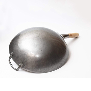 Wok en acier au carbone avec manche en bois et poignée auxiliaire pour cuisinières à gaz et à induction, compatible four, lavage à la main uniquement - Product Image 3