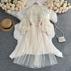 Ensemble deux pièces élégant en maille florale 3D, col montant, manches lanternes, taille haute amincissante, avec bretelles, collection Printemps - Product Image 5