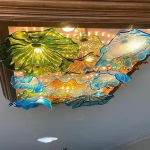 Art mural abstrait contemporain en verre soufflé à la main au plafond en forme de fleur