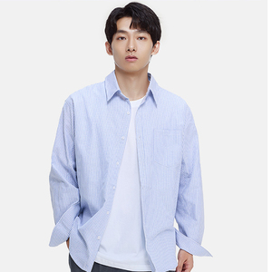 เสื้อเชิ้ตผู้ชายสไตล์บูติก แนวธุรกิจลำลอง ลายทางแนวตั้ง สีฟ้าอ่อน ทรงหลวม มีกระเป๋าเสื้อ พรีเมียม แขนยาว ติดกระดุม - Product Image 2