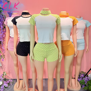 Completo da <span class=keywords><strong>donna</strong></span> due pezzi casual con pantaloncini a pois, vita pieghevole, coordinato per lo streetwear con fascia per capelli - Product Image 1