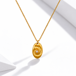 Collier avec pendentif en perle ovale, acier inoxydable, plaqué or 14 carats, design sculpté imitation perle - Product Image 1
