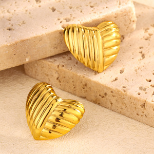 Orecchini da donna Vintage placcati in oro 18K personalizzati grossi orecchini impermeabili a bottone con orecchini a cuore in acciaio inossidabile Non allergico - Product Image 2