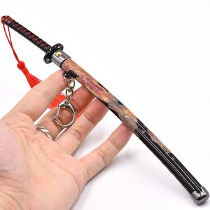 Venta al por mayor 22cm Aleación de Metal espada llavero prensa para expulsar artesanía juego <span class=keywords><strong>Elden</strong></span> anillos Mini <span class=keywords><strong>Katana</strong></span> para Cosplay - Product Image 2
