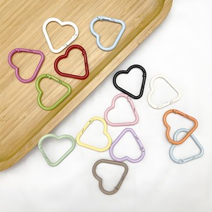 Mosquetones de aleación de zinc en forma de corazón, pintados, portátiles, con clips para llaveros, para actividades promocionales - Product Image 3