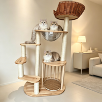 Arbre à chat moderne avec structure d'escalade, maison-nid, plateforme de saut et griffoir - Construction durable en bois de caoutchouc et rotin, écologique
