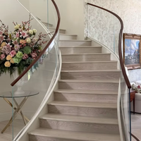 Escalier courbé empilable avec rampe ou balustrade métallique