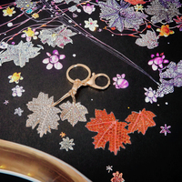 2025 luxe dessin animé Style strass feuille d'érable mousqueton porte-clés coloré Bling porte-clés pour sac à main pendentifs et porte-clés de voiture