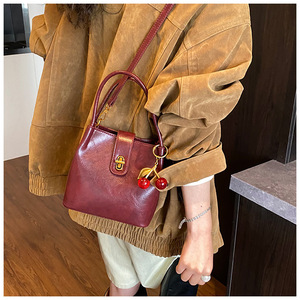 Borsa a Mano in Pelle PU con Design a Secchiello e Cerniera per Donne, Nuova Collezione 2026, <span class=keywords><strong>Borse</strong></span> a Spalla di <span class=keywords><strong>Lusso</strong></span> con Ciondolo a Ciliegia - Product Image 6