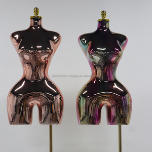 Maniquí Femenino Brasileño de Medio Cuerpo con Curvas, Tallas Grandes, Busto Grande, Caderas Anchas, en Colores Dorado, Plateado, Oro Rosa y Arcoíris - Product Image 4