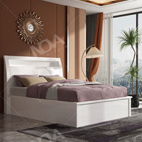 Lit de rangement king size moderne avec finition laquée blanche brillante, mécanisme de levage et panneau de tête de lit éclairé