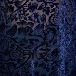 Tissu de velours gaufré élégant et lisse pour les vêtements de cérémonie de couture personnalisés et les projets de mode haut de gamme - Product Image 1