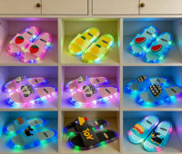 Nouvelles pantoufles décontractées pour femmes et enfants, avec logo personnalisé, style créateur, pour l'été, avec lumière LED, vente en gros