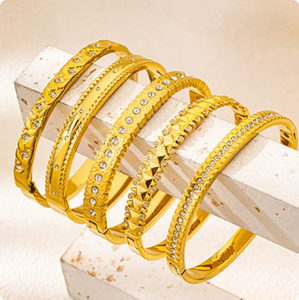 กำไลข้อมือลายตารางหมากรุก 3 มิติ สุดหรู ดีไซน์เรขาคณิต ทำจากโลหะ ไม่ลอก ไม่ดำ ผลิตจากสแตนเลสประดับเพชรซิร์คอน สไตล์โมเดิร์น มินิมอล - Product Image 1