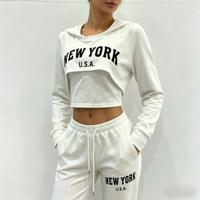 Özel Logo Düşük Minimum Sipariş Adedi Kadın 3 Parça Eşofman Takımı New York Baskılı Beyaz Kapüşonlu Üst, Atlet ve Eşofman Altı