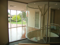Fenêtres panoramiques en aluminium Fenêtre résidentielle d'angle en verre Design/Fenêtre en forme de L/Fenêtre fixe d'angle en verre à joint bout à bout